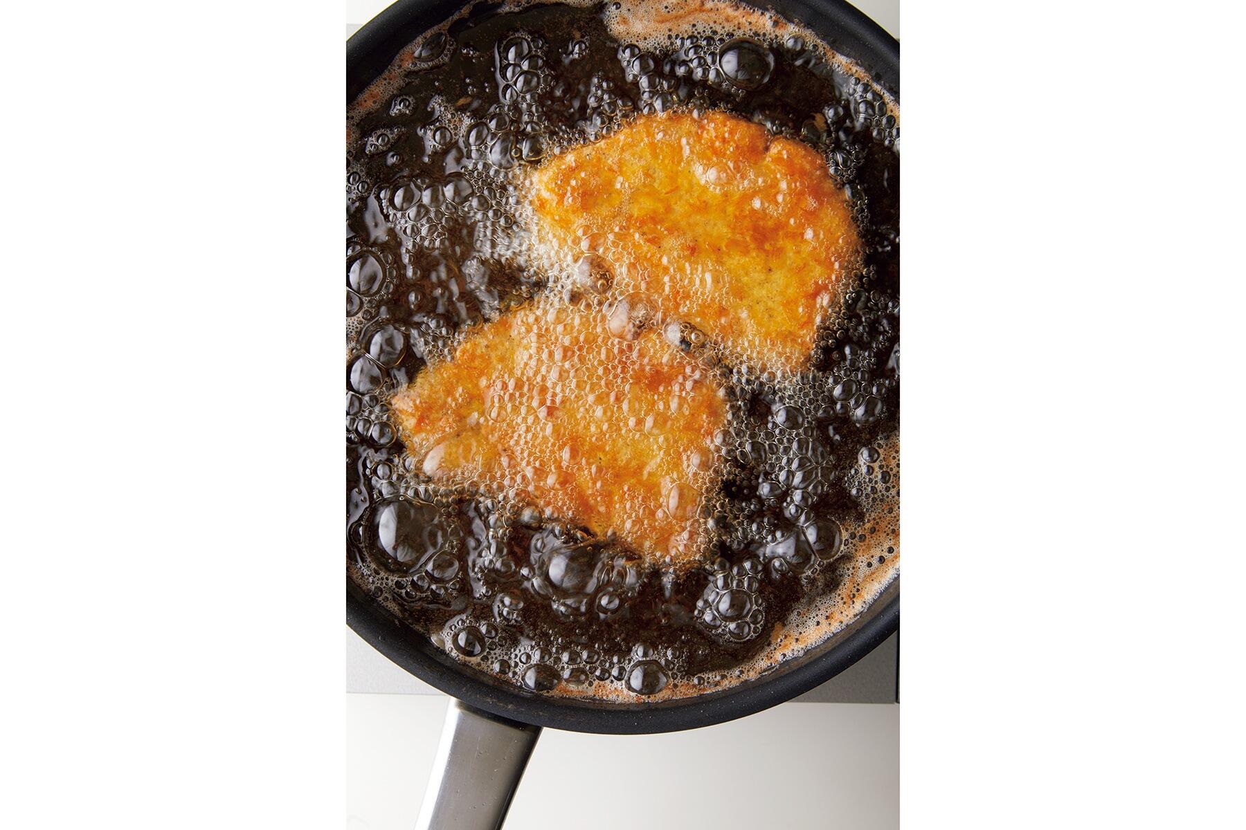 裏に返してさらに揚げる