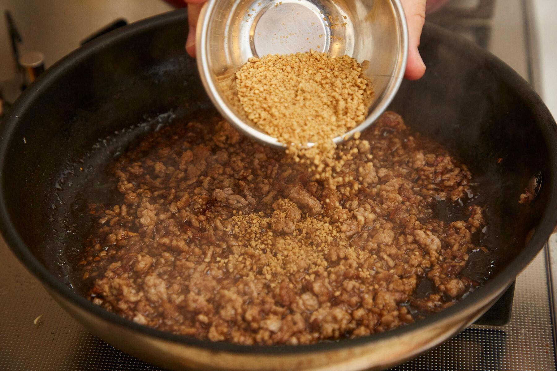 調味料と胡麻を入れる