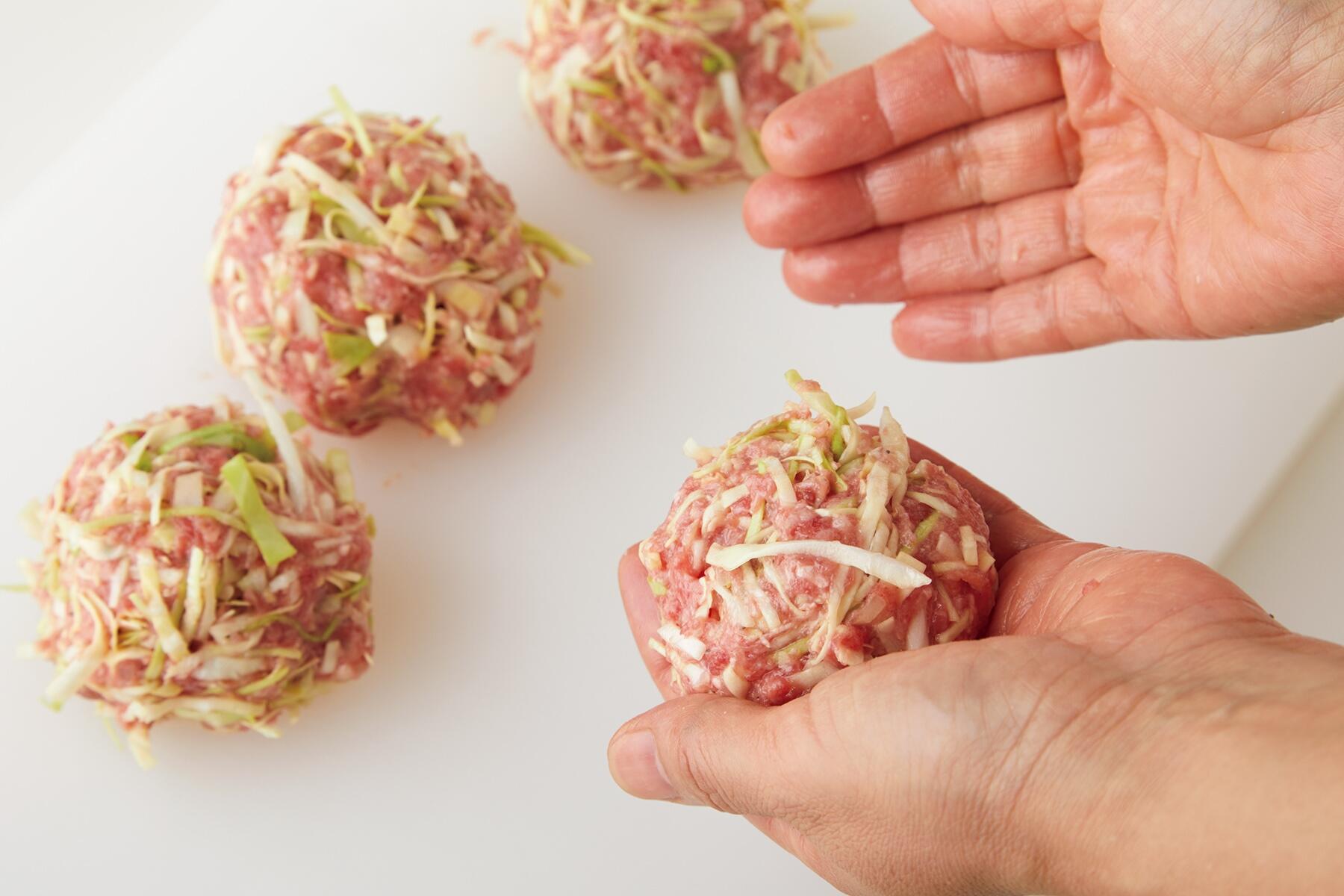 生地を丸く形づくる