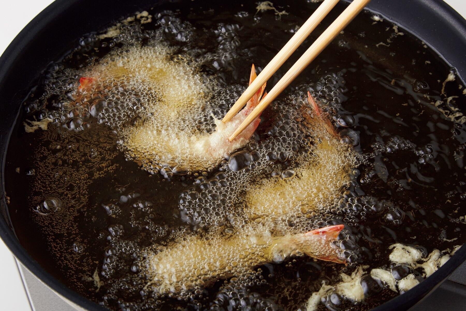 エビを揚げる