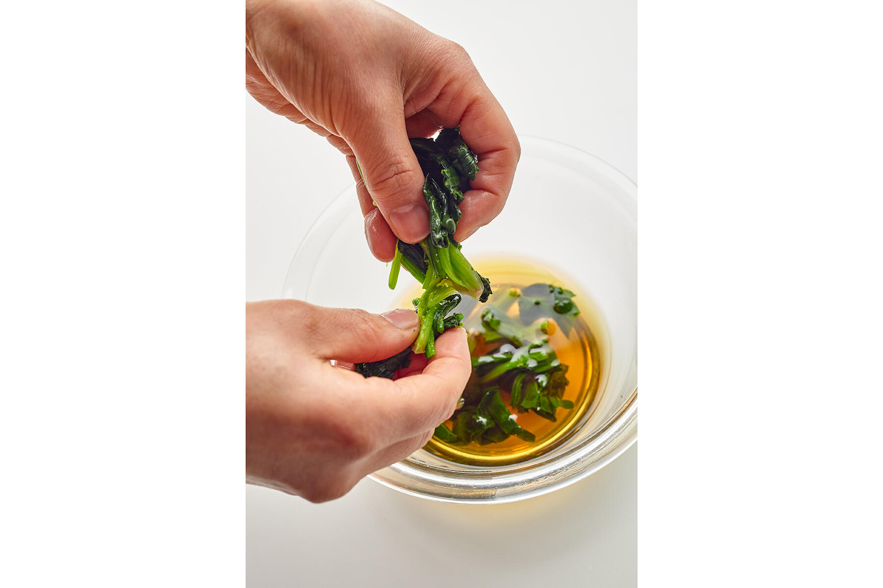 浸し汁にほうれん草を入れる