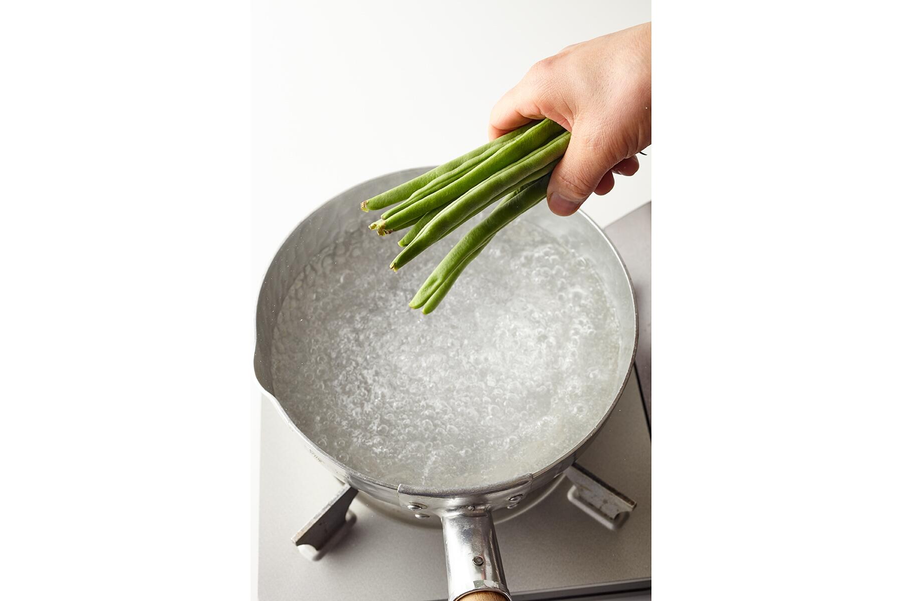 いんげんをゆでる