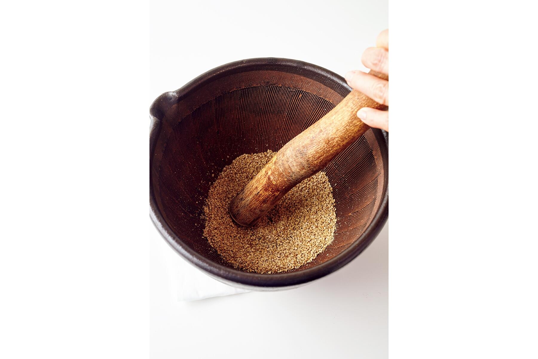 すりこ木でする