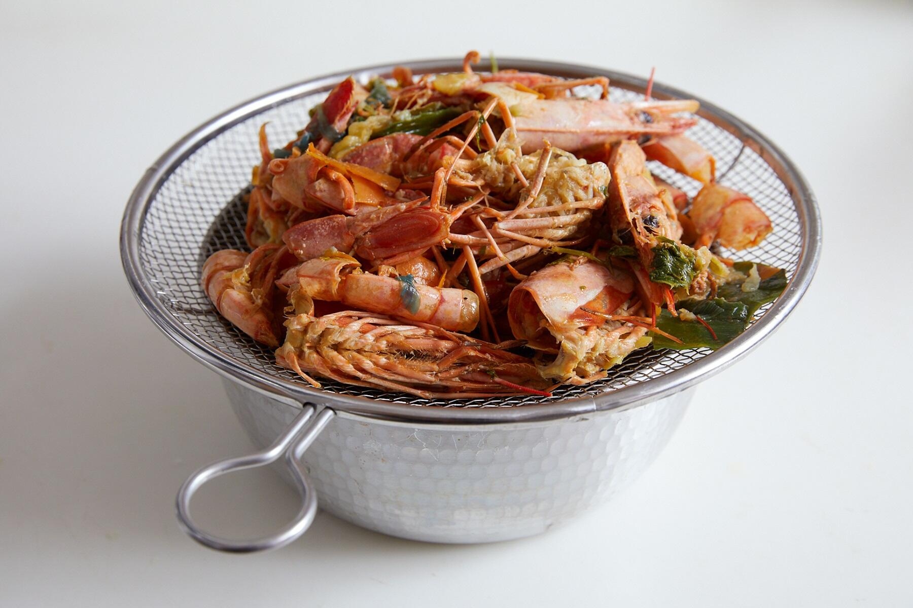 海老の頭を炒める