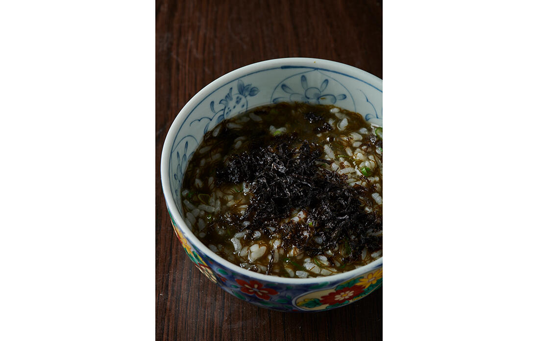 締めに欠かせない“岩海苔入りのモズク雑炊”