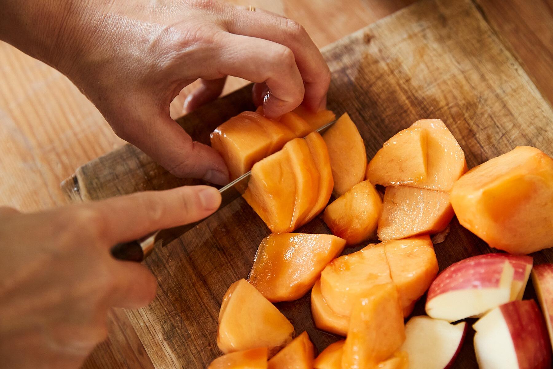 果実をカットする