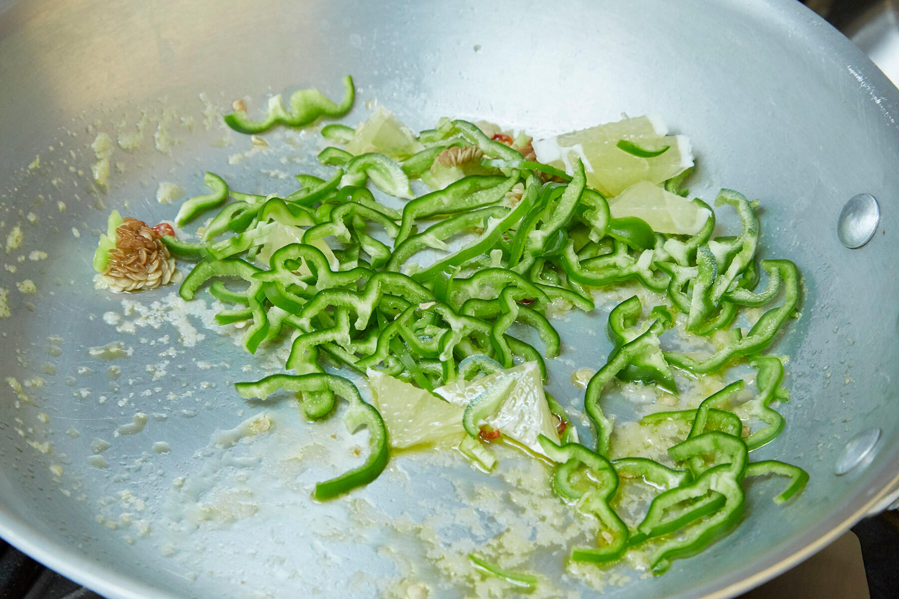 ピーマンを炒める