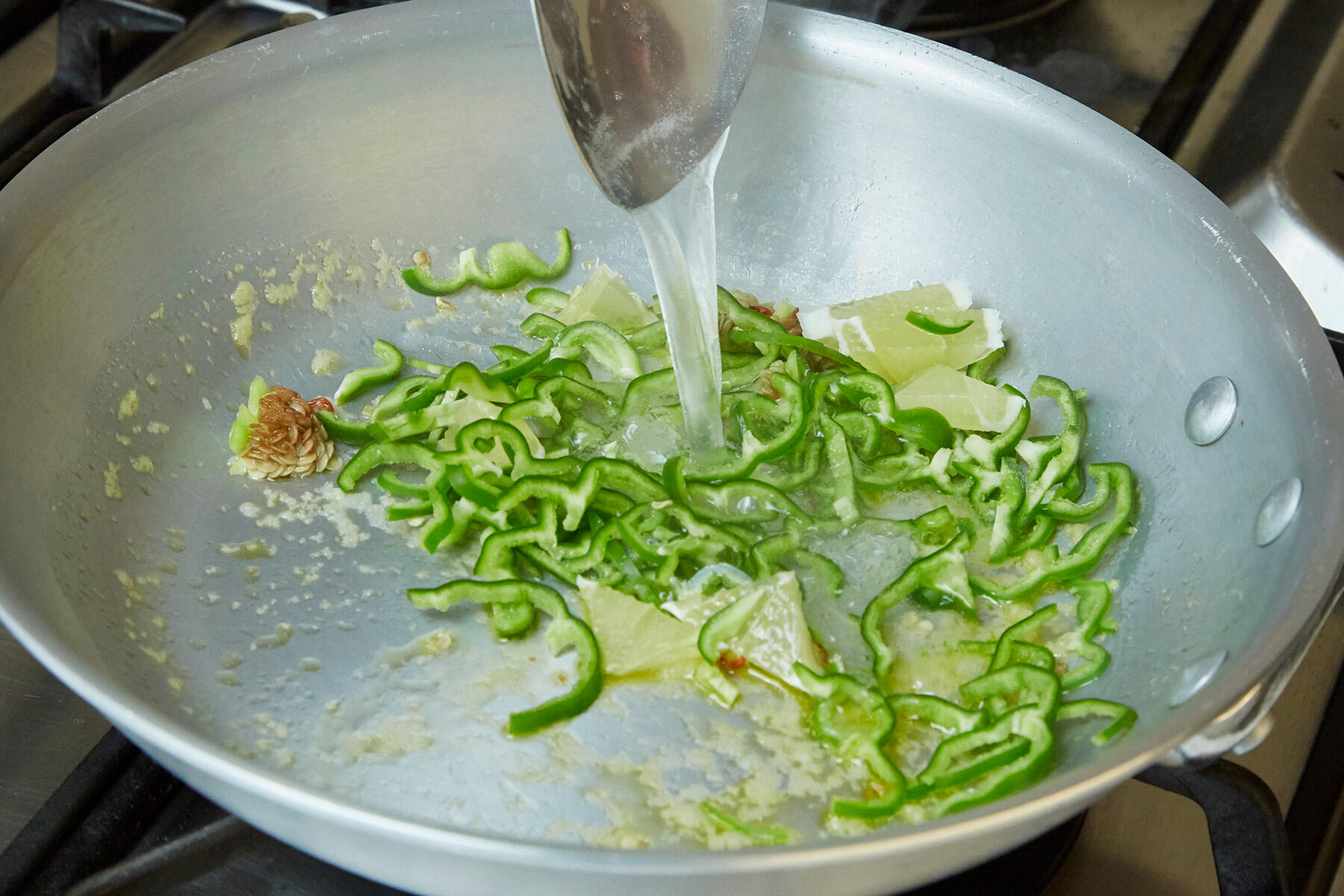 ピーマンを炒める