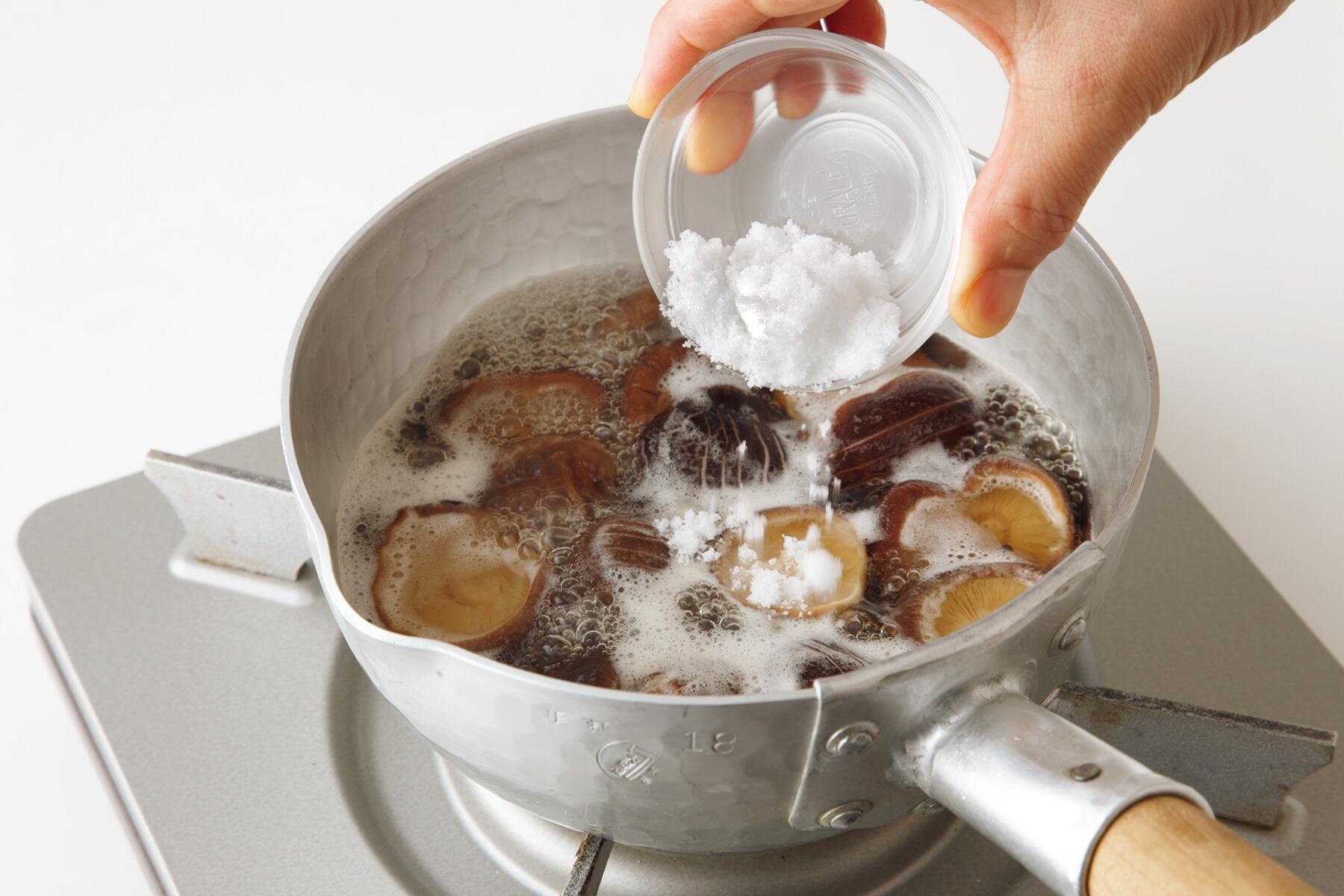 干し椎茸を煮る