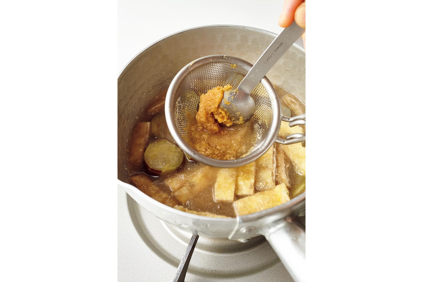 味噌を溶き入れる