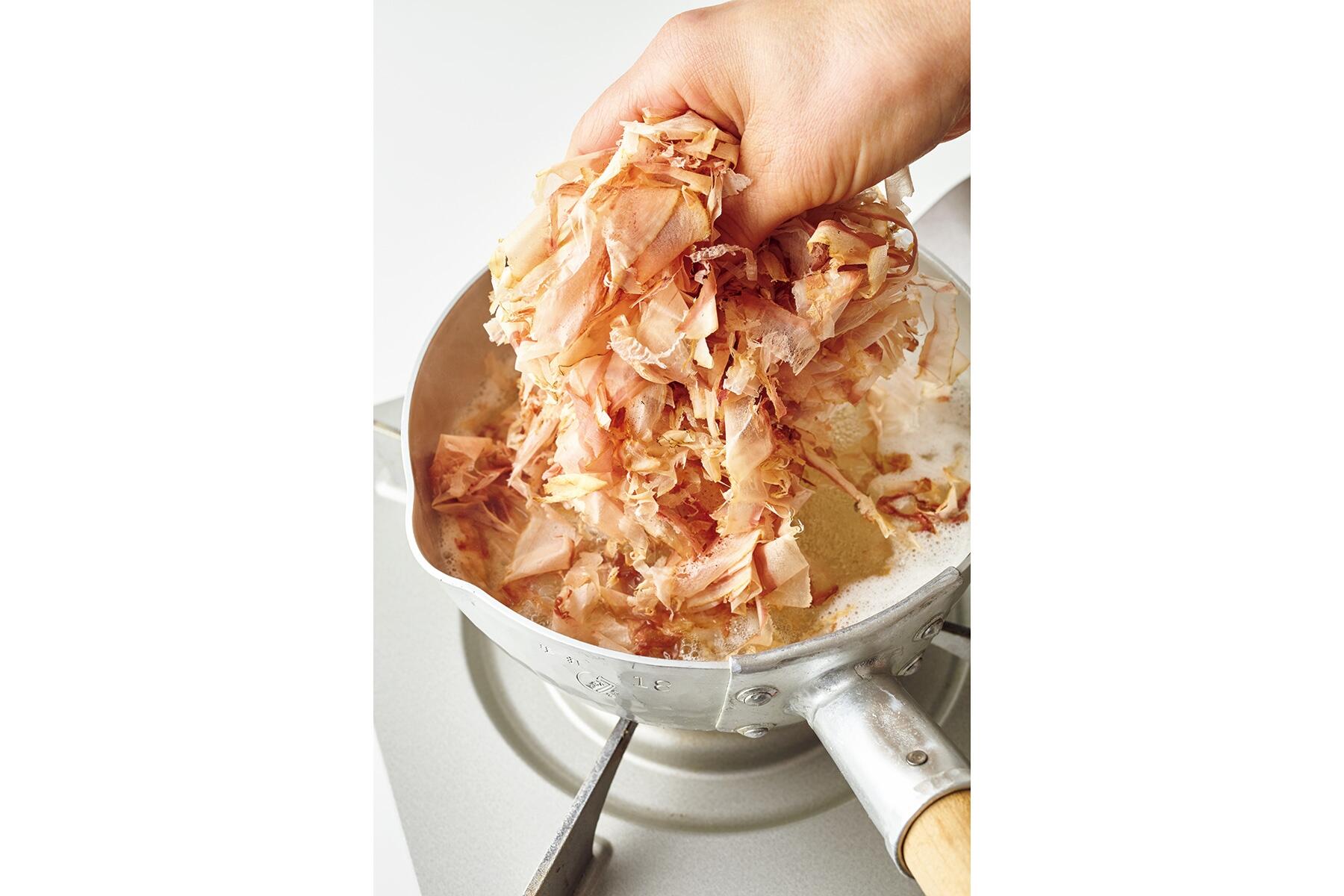 かつお節を加える