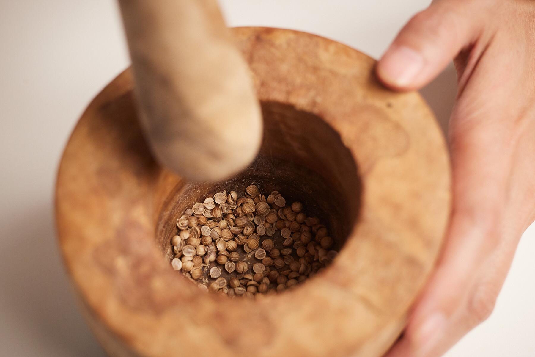 コリアンダーをつぶす