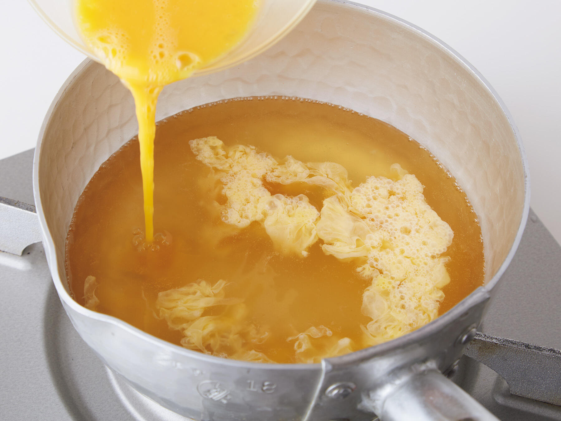 卵を流し入れる