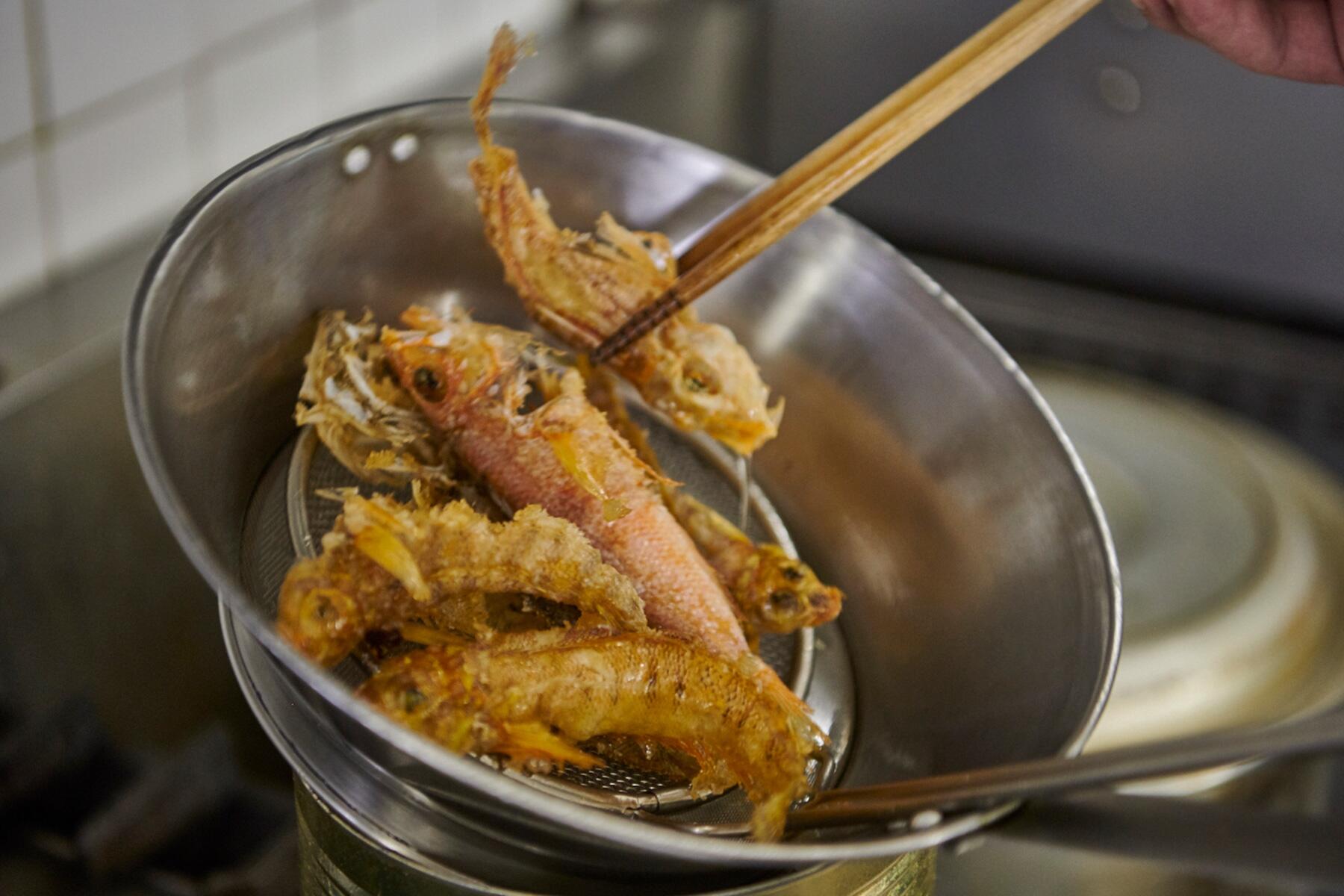 小魚を揚げる