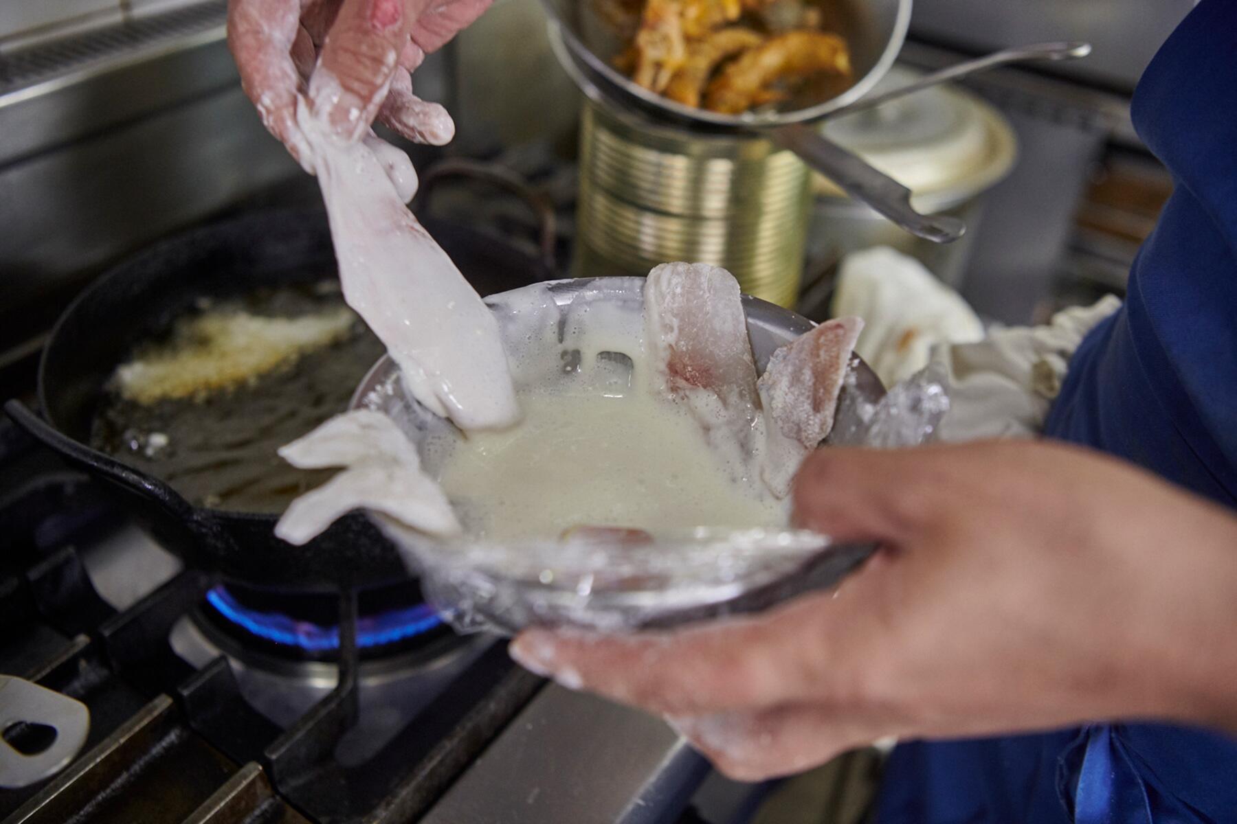 半身の魚に衣をつける