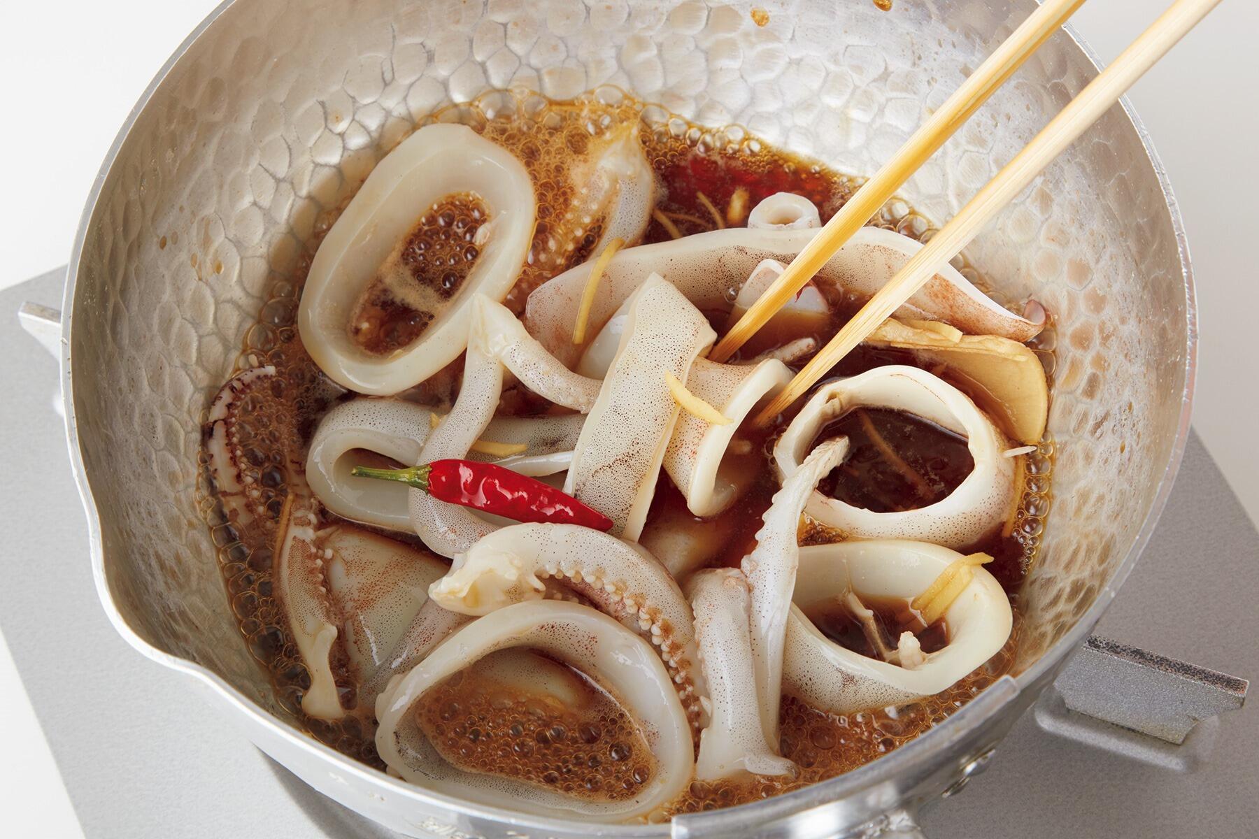 イカを入れて煮る