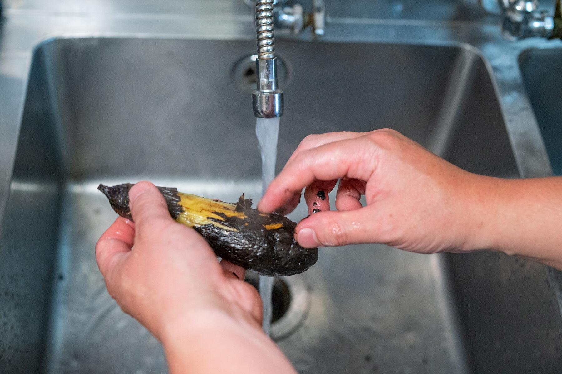 なすの皮を剥く