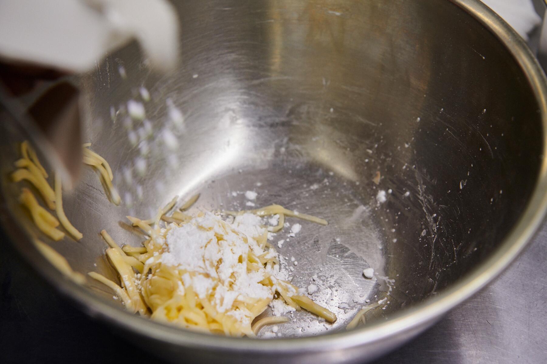 じゃがいもを型に詰める