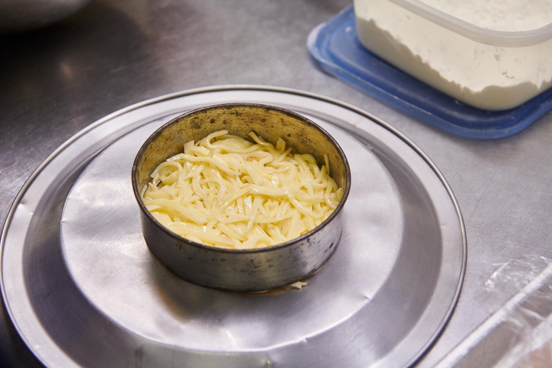 じゃがいもを型に詰める