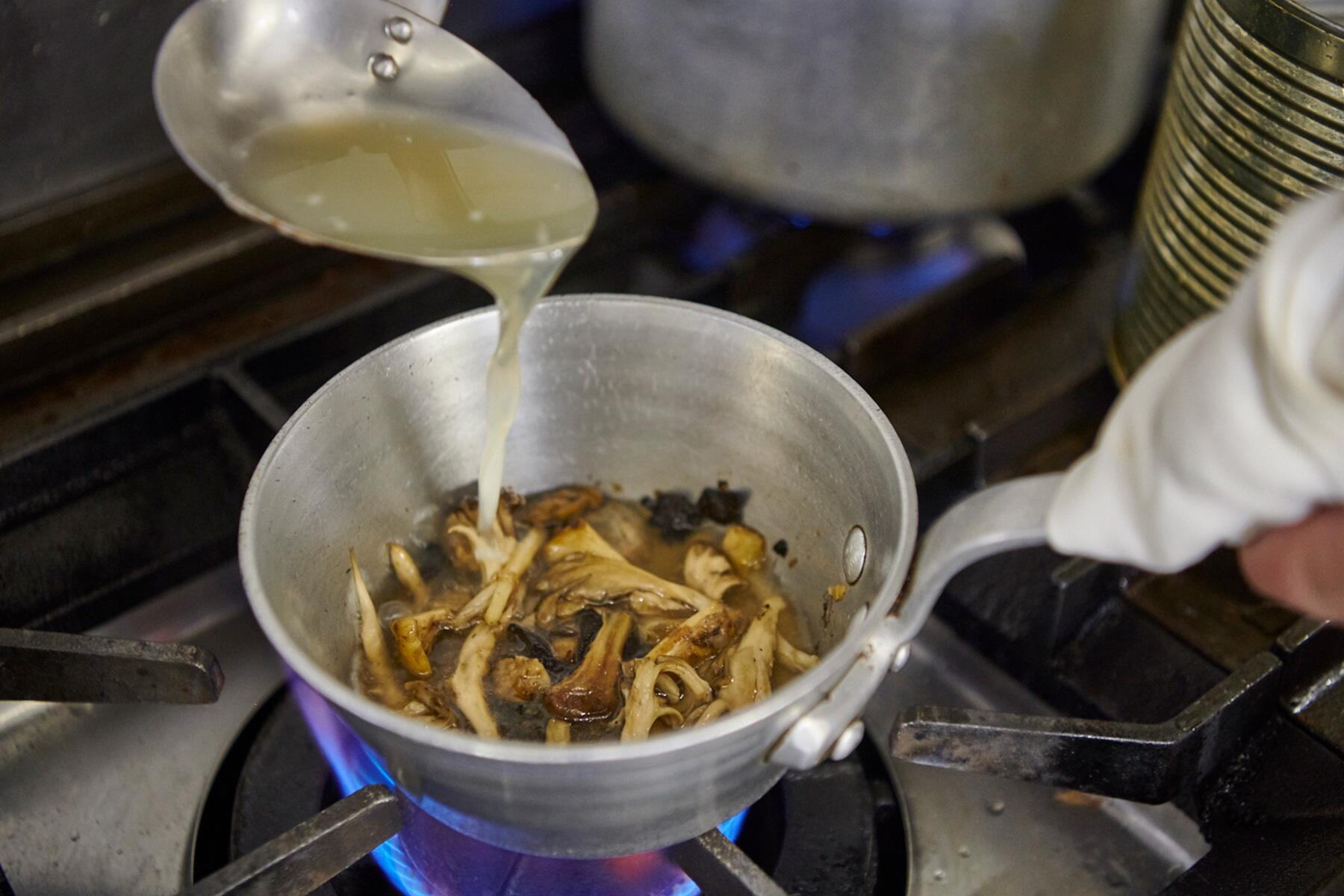 きのこのスープをつくる