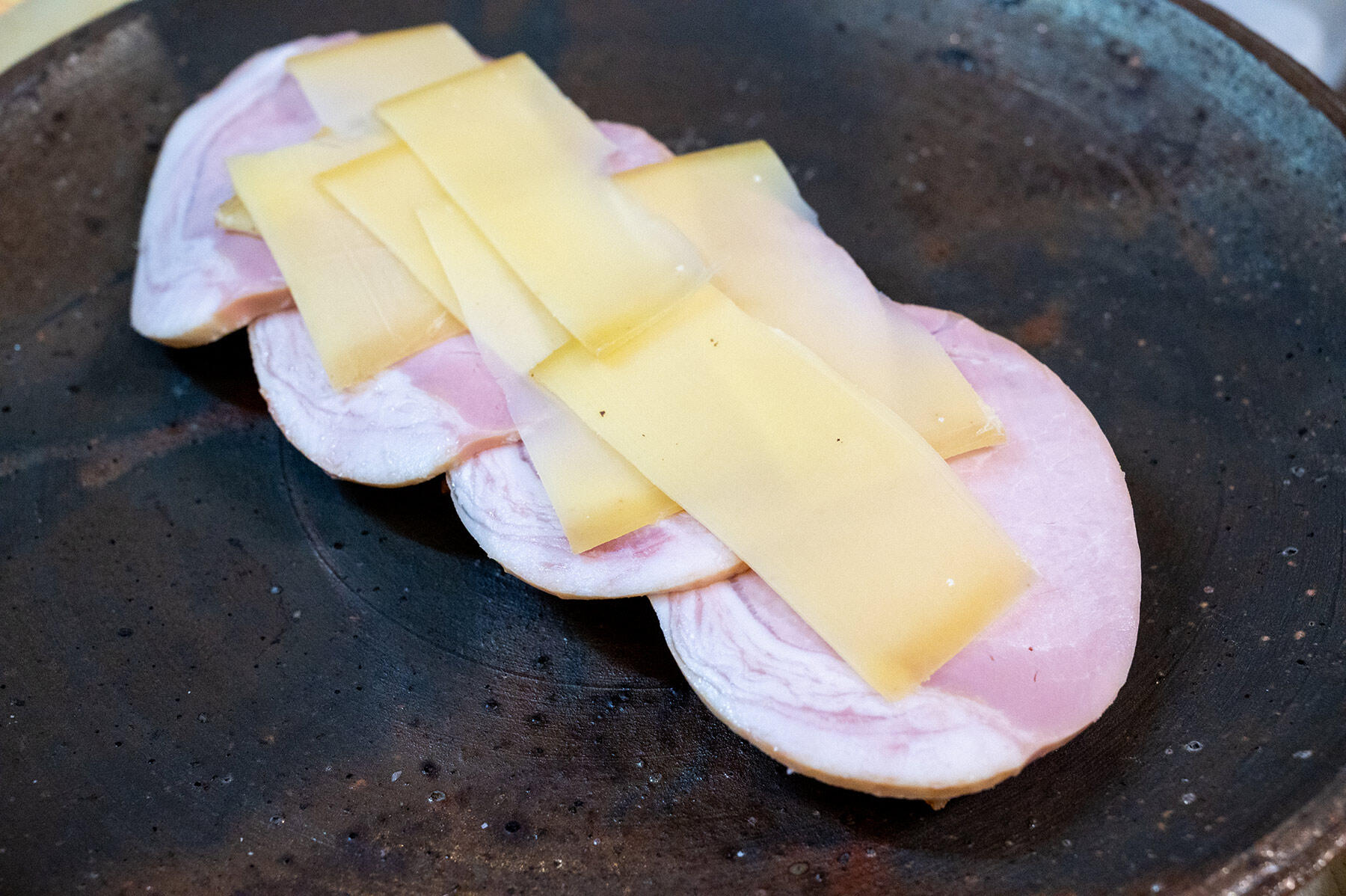 ハム、チーズをのせる