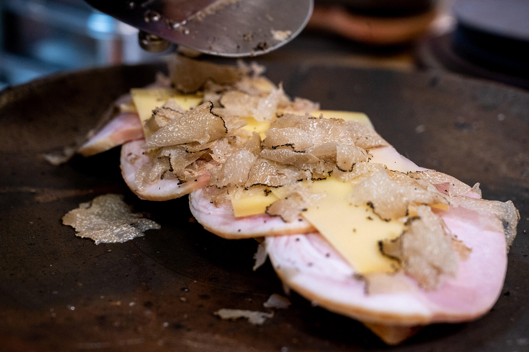 トリュフを削りかける