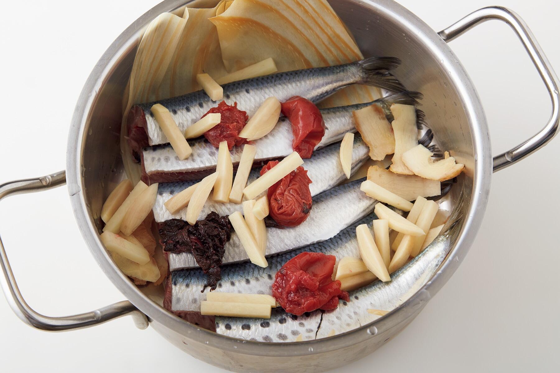 鍋に材料を並べる