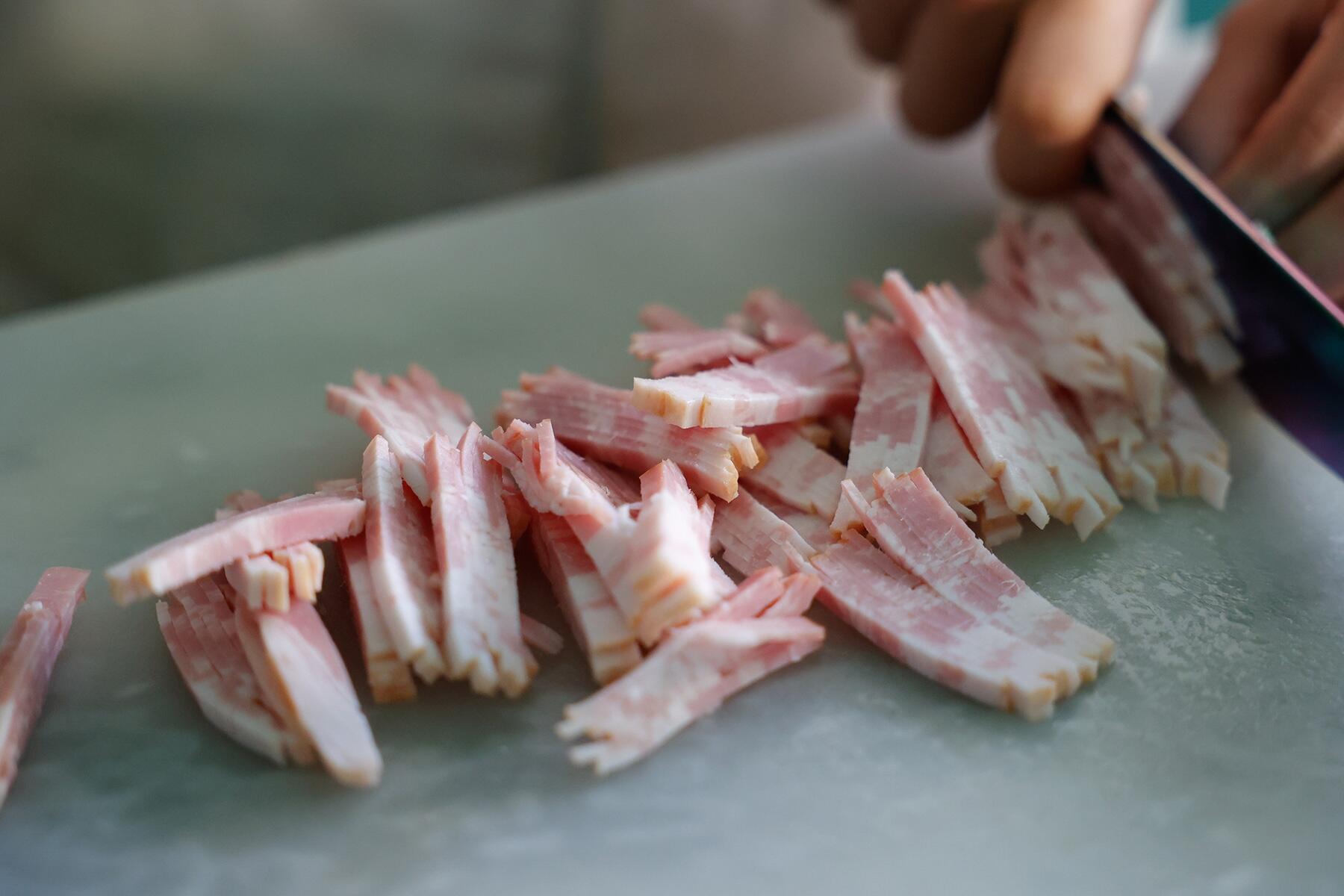 ベーコン、玉ねぎを切る