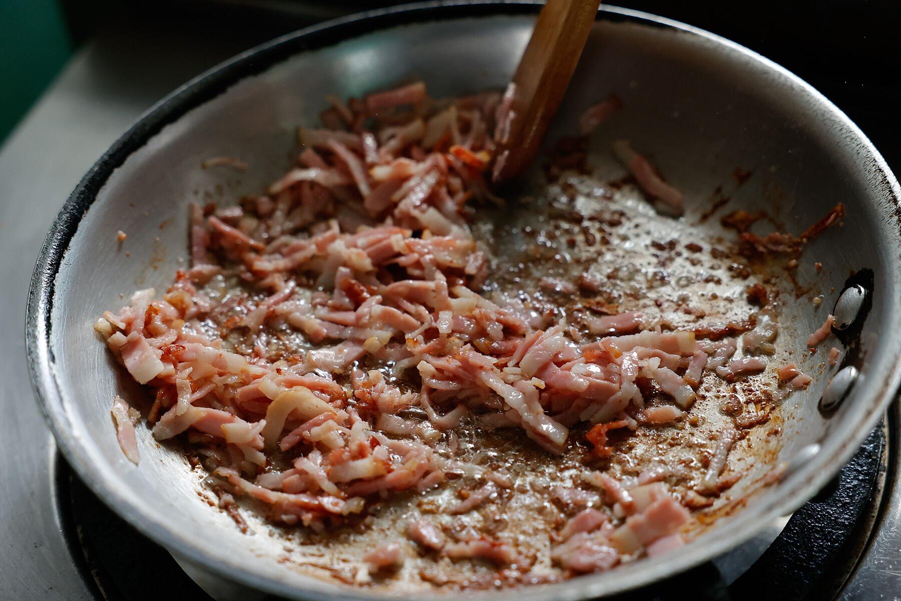 ベーコンを焼く