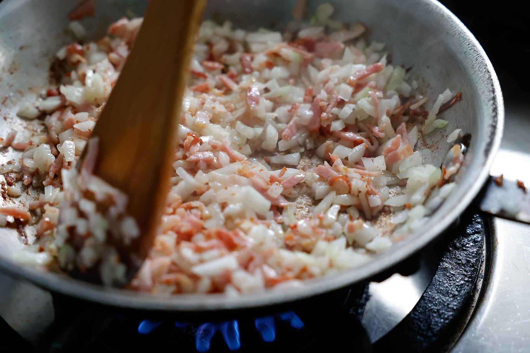 玉ねぎを炒める