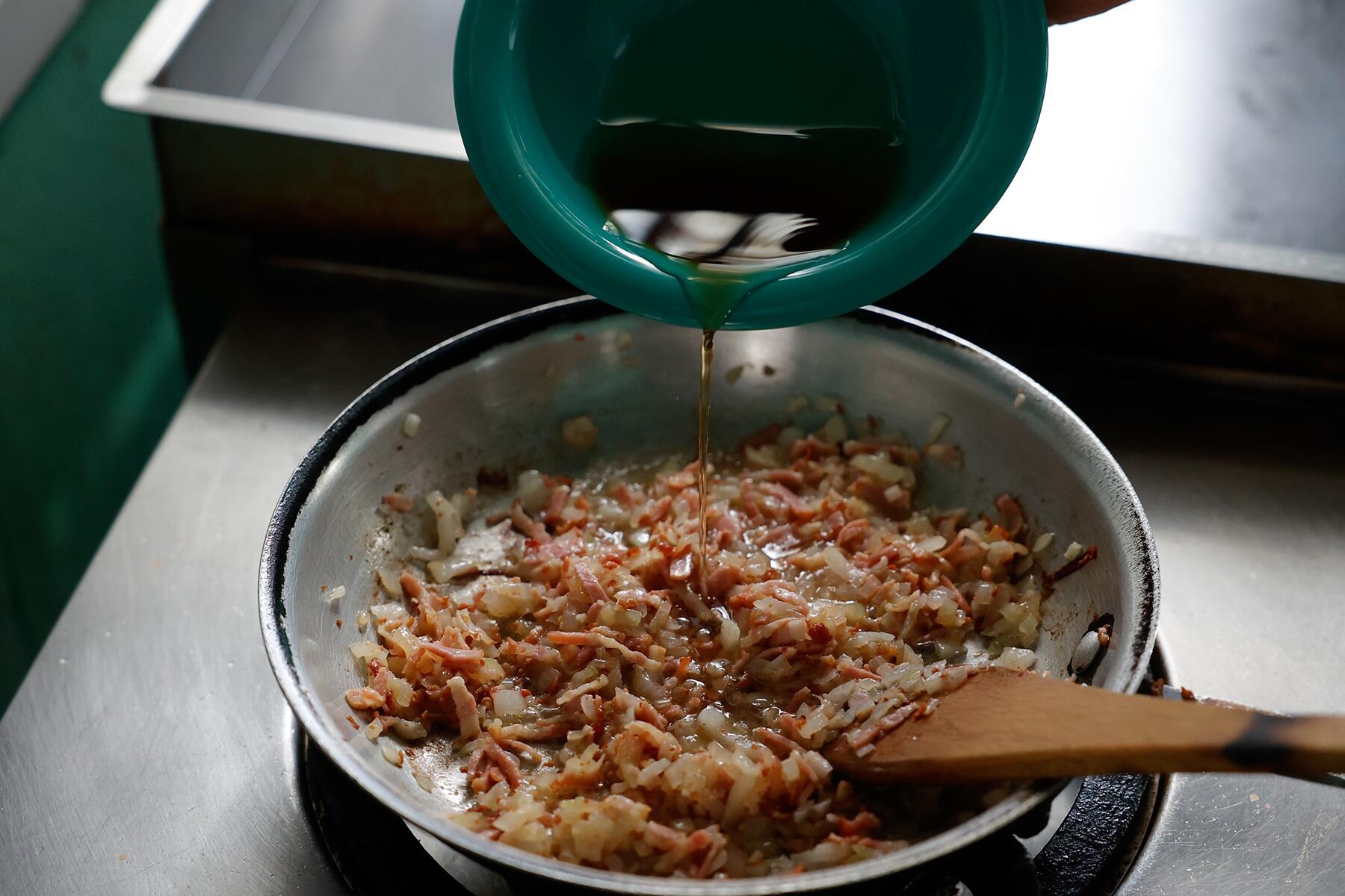 調味料を加えて煮詰める