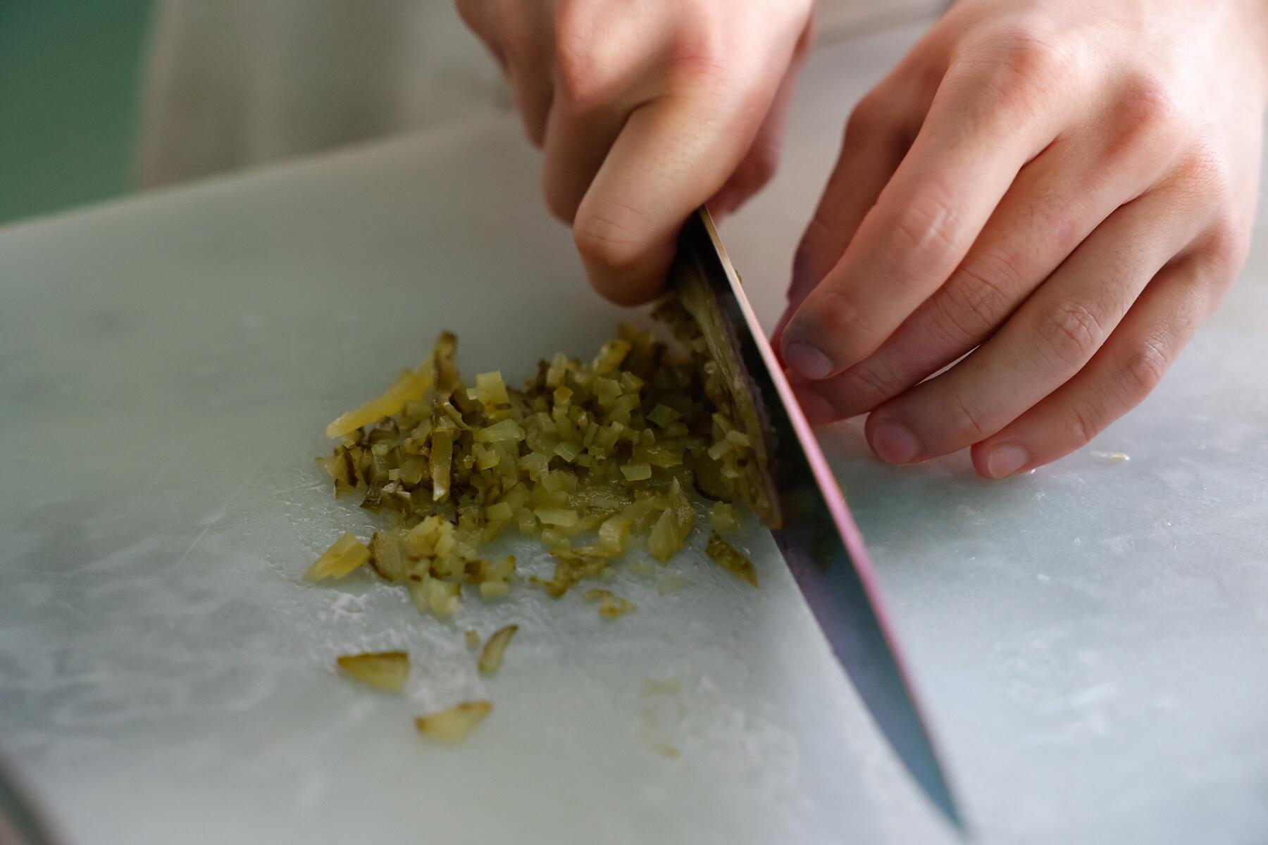 ピクルス、赤玉ねぎを切る