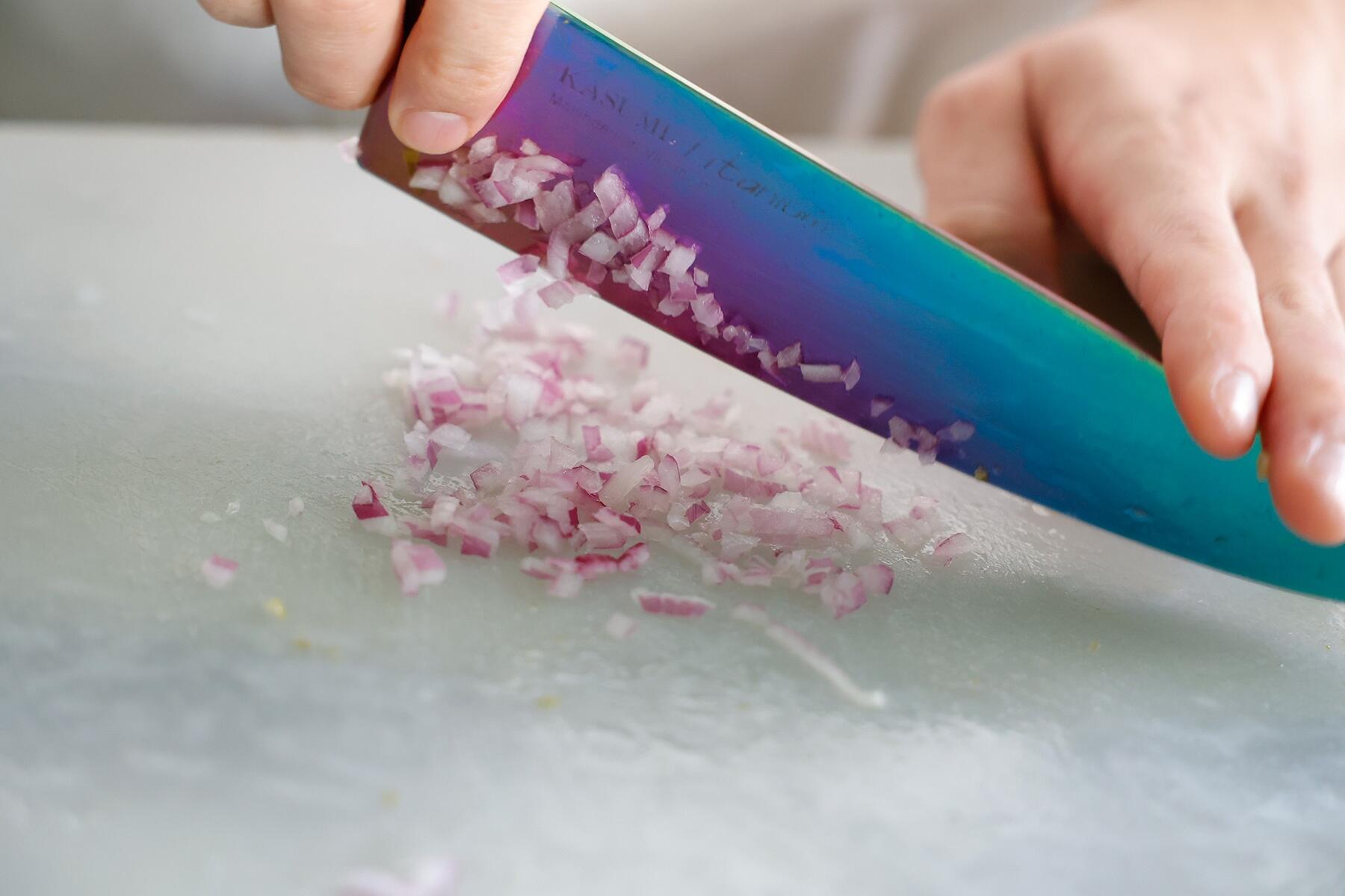 ピクルス、赤玉ねぎを切る