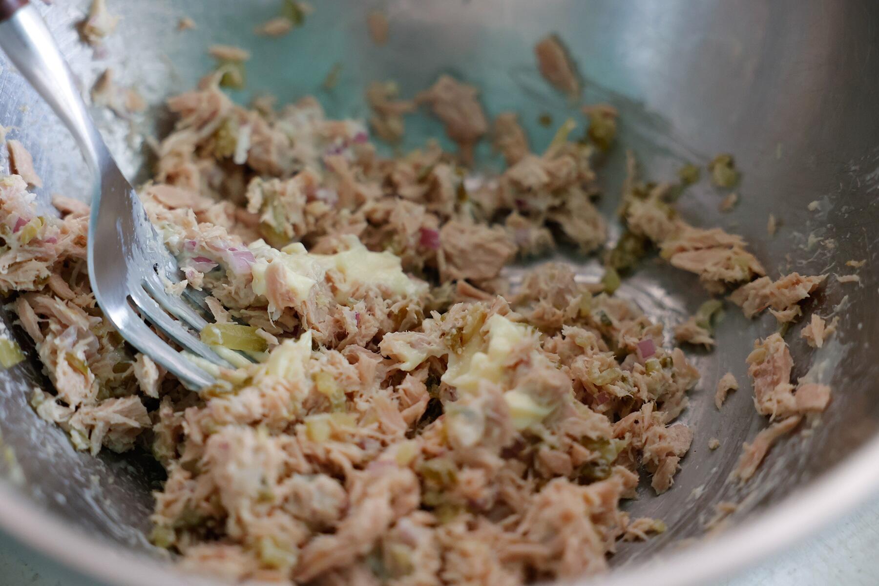 ピクルス、赤玉ねぎ、ツナ、調味料を混ぜる