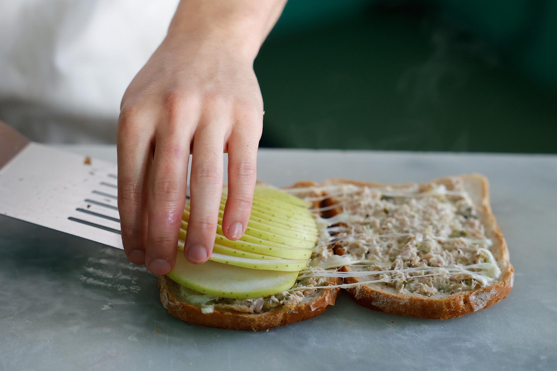 青りんごをはさむ