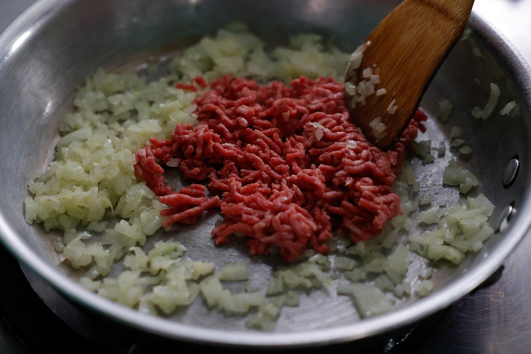 牛挽き肉を加えて炒める