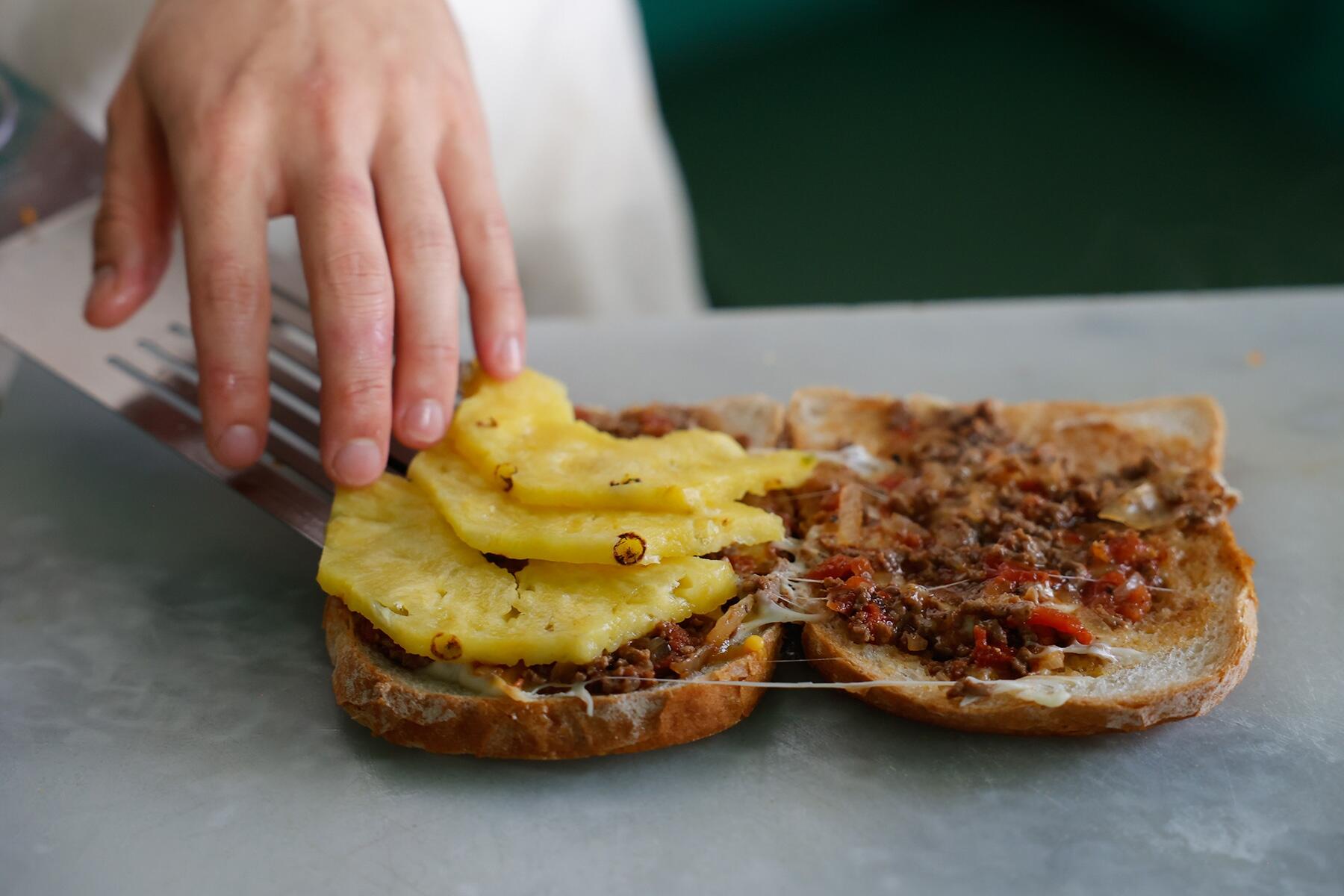 パイナップルをはさむ