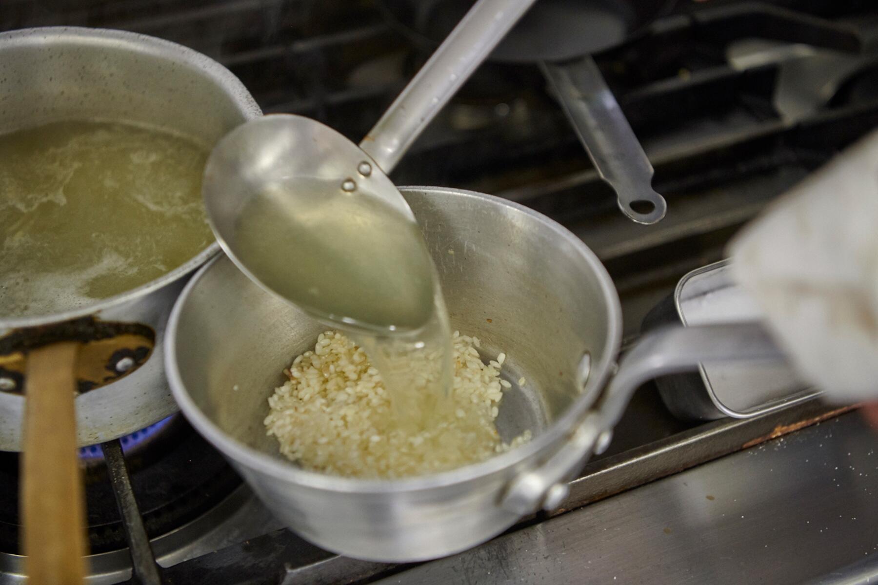 スープを入れて炊く