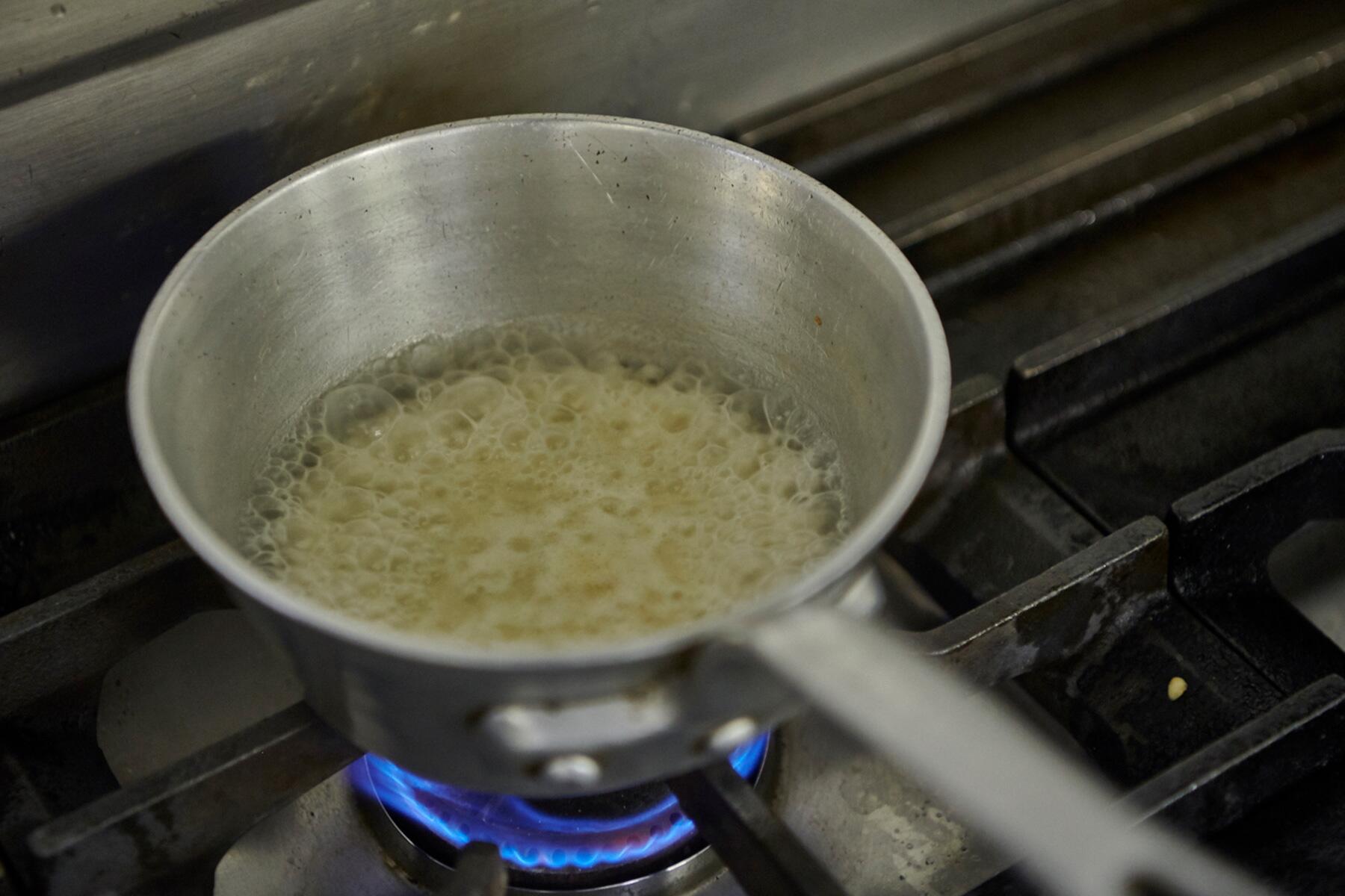 スープを入れて炊く