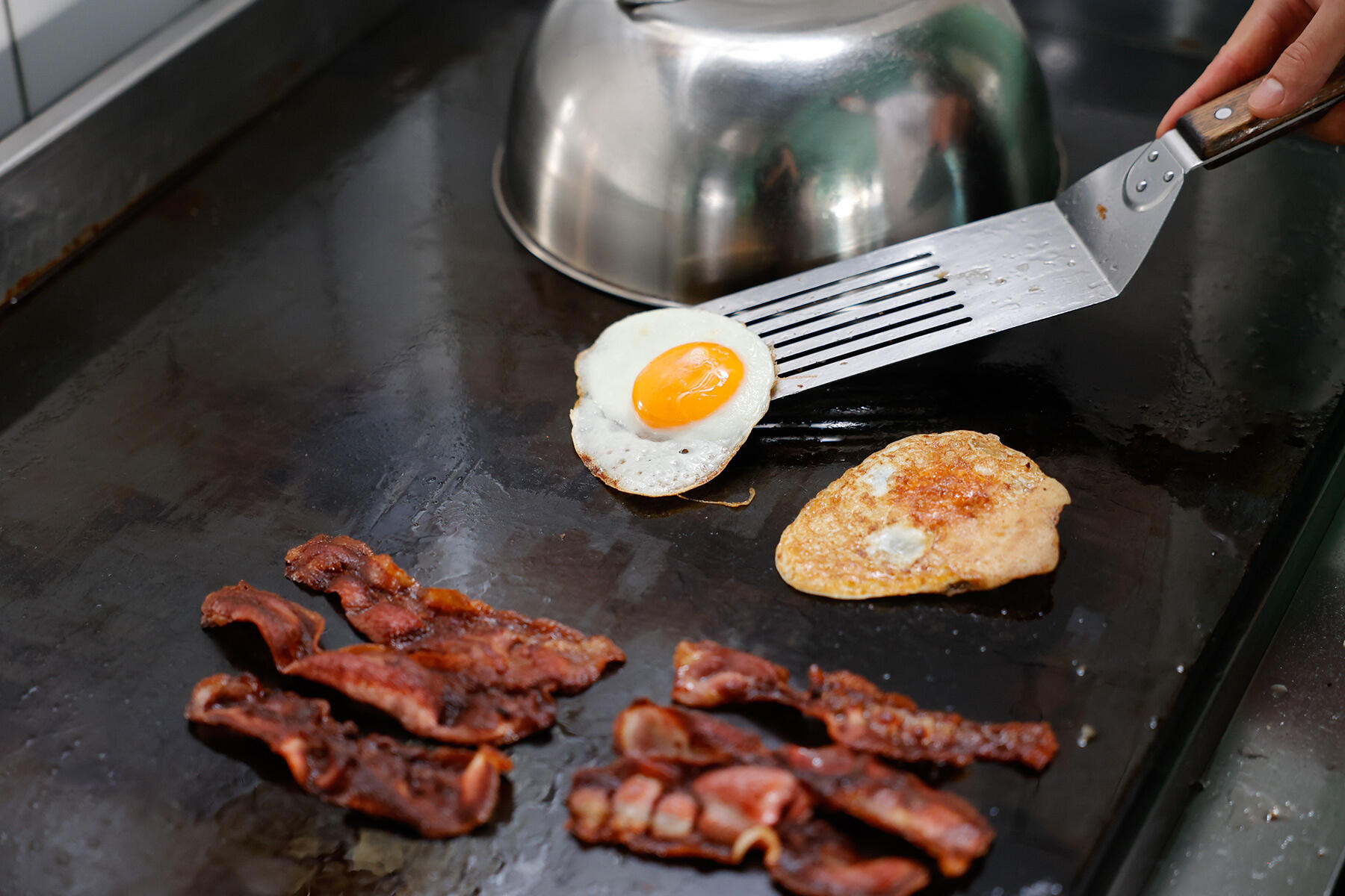 卵とベーコンを焼く