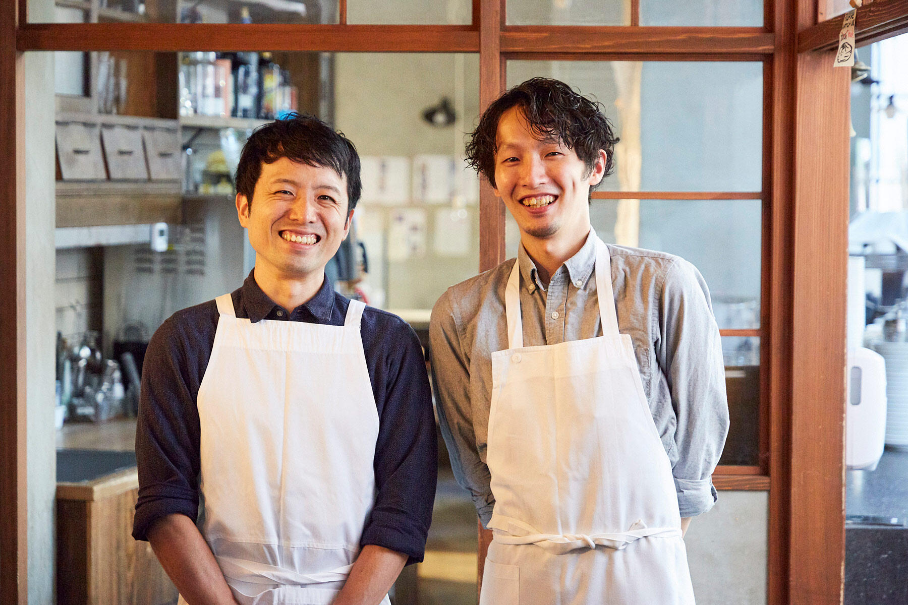 左が現場責任者の河本将さん、右が料理担当シェフの鷹羽司雄基さん