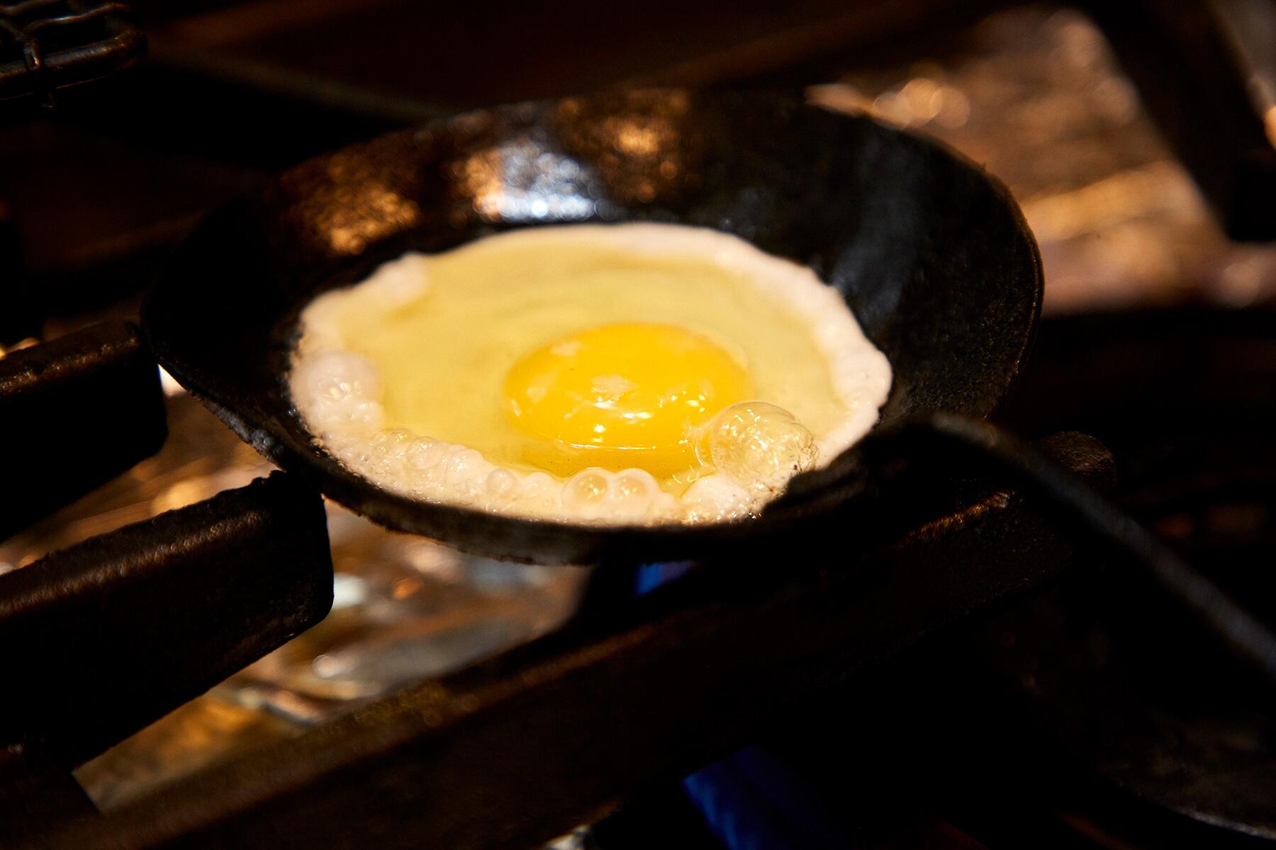 目玉焼きを焼く