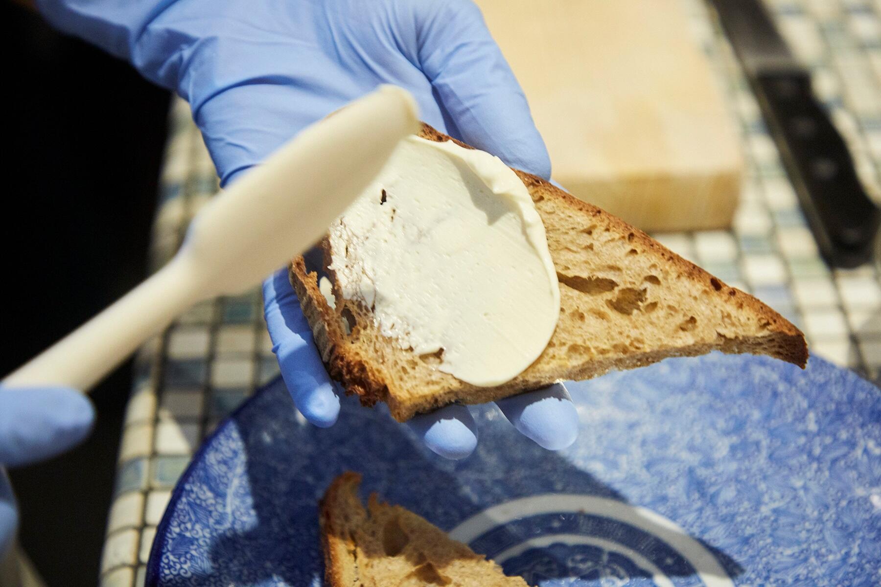 パンにクリームを塗る