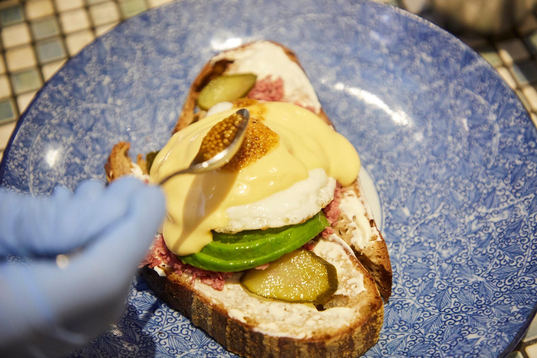 ソースを重ね、あしらいをのせる