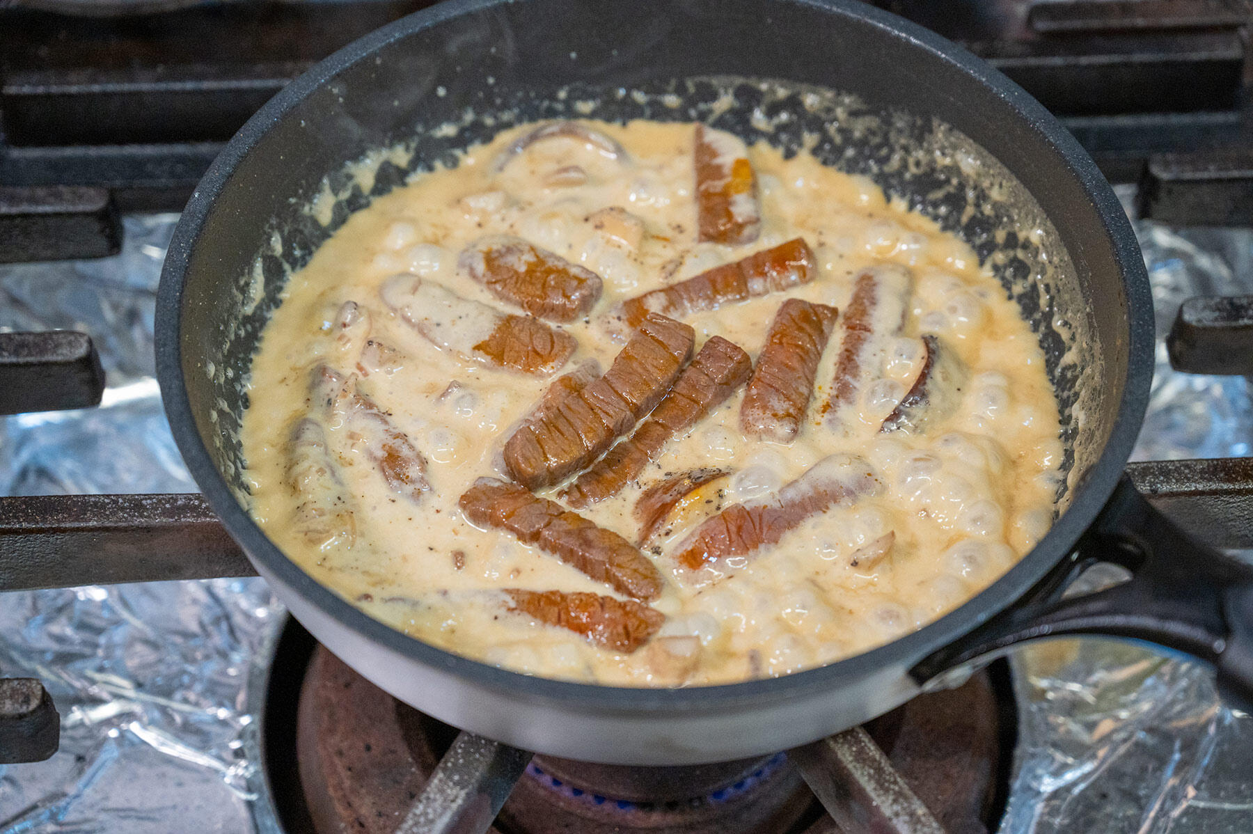 肉をソースに戻す