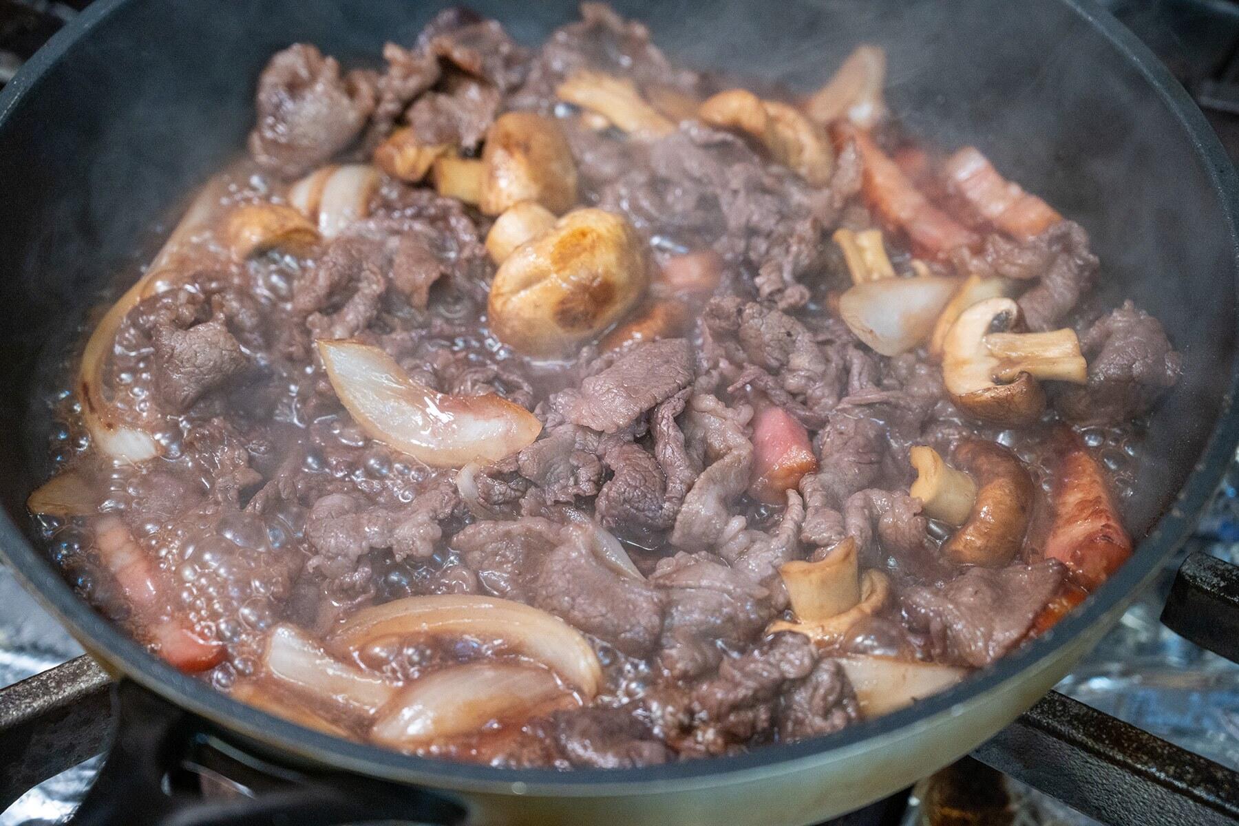 肉と野菜を炒める