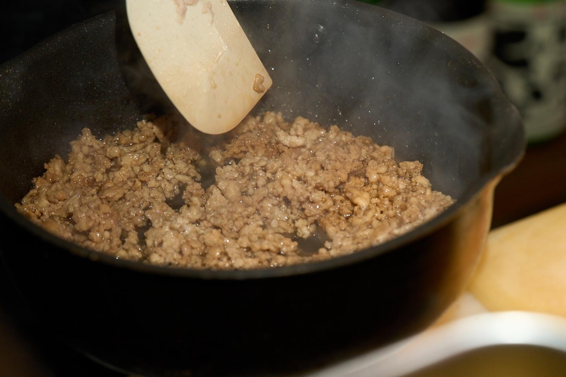 鶏そぼろをつくる