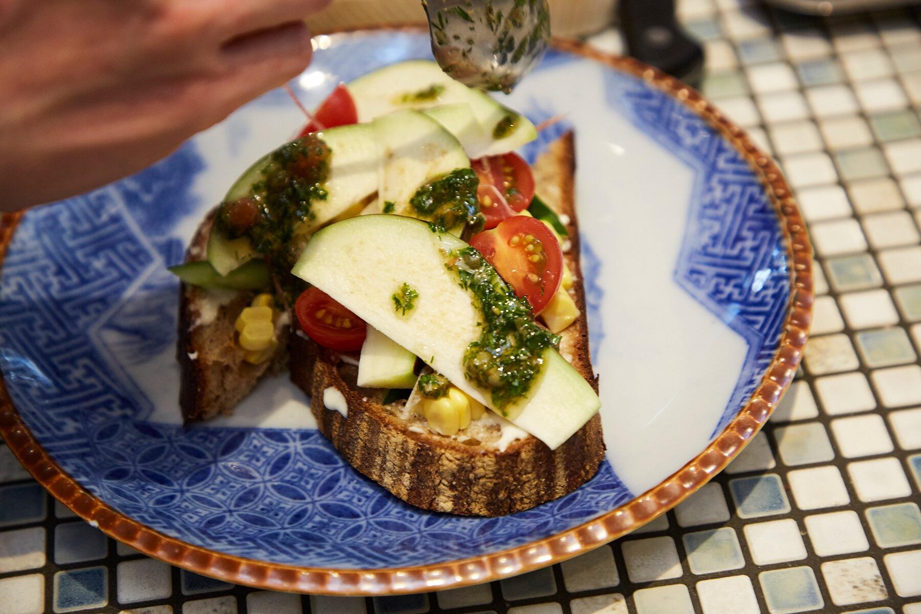 水なすをのせ、ソースをかける