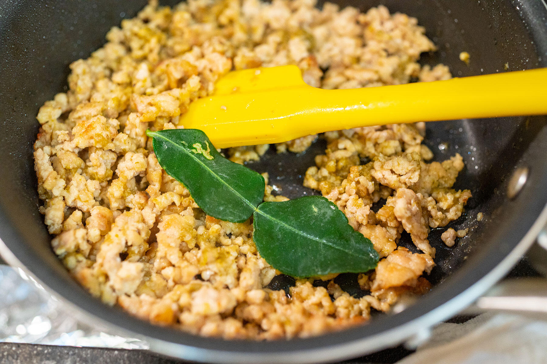 鶏そぼろをつくる