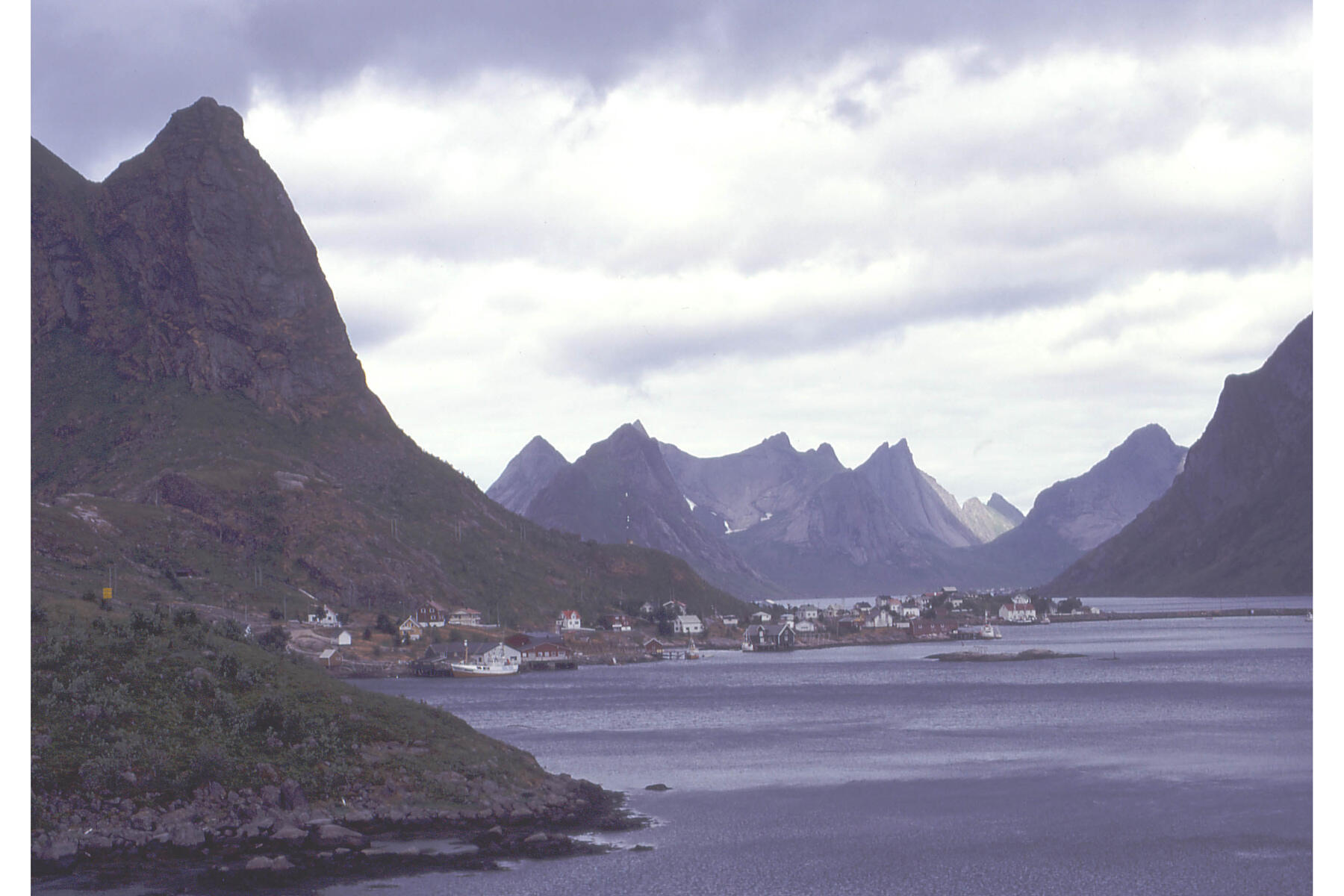 ノルウェー、ロフォーテン諸島のフィヨルド